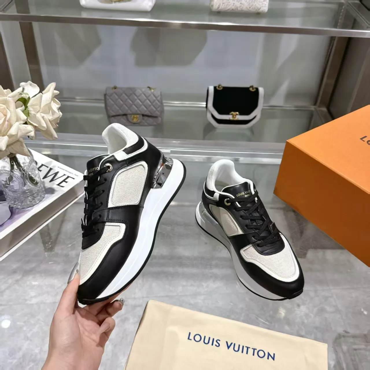 👟👟Ex-factory price 640👟👟 🔥🔥🔥LOUIS VUITTON 2025 couples models are now on the official website of Louis Vuitton, this Neo Run Away sneakers are inspired by running shoes, incorporating LV's iconic must-have shoes into the trend. This version is a 1:1 replica of the original version, made of LV denim and calfskin, highlighting its simple lines and unique wedge outsole. The main details include the LV initials on the side and the engraved gold heel stabilizer on the back plus a hidden insole. 2cm. Sizes 35-42, 39-46. Full package, high version. Welcome new and old customers to inquire.